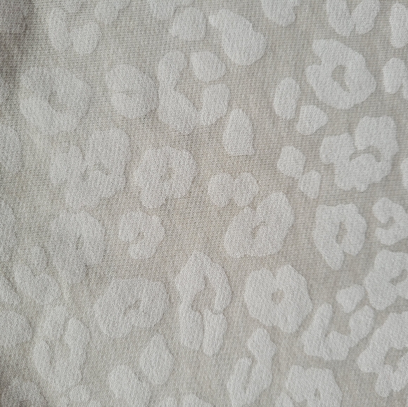 Z Supply V Neck Weekender in Leo Bone, VGUC, Size M - Picture 7 of 7